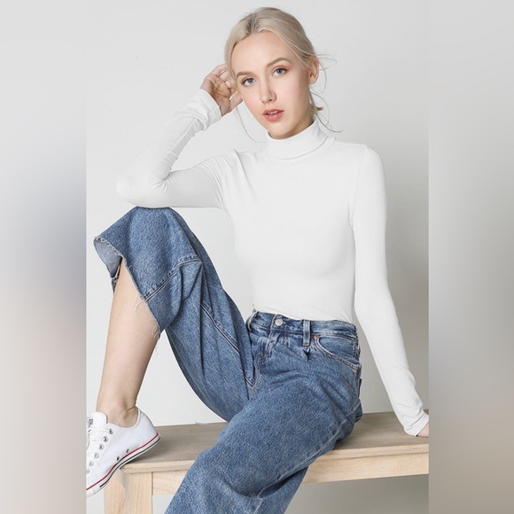 seamless top featuring a turtleneck and long sleeves - Picture 3 of 3